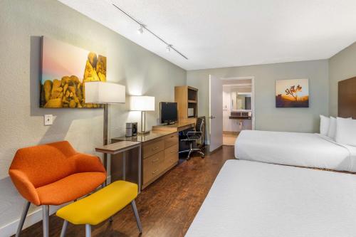 Habitación de hotel con cama, escritorio y silla en Best Western Inn at Palm Springs, en Palm Springs