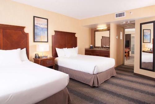 una camera d'albergo con due letti e un bagno di Embassy Suites by Hilton Bloomington/Minneapolis a Bloomington