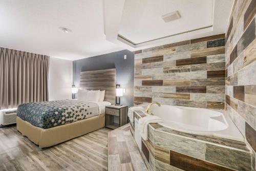 Habitación de hotel con cama y bañera en Sonesta Essential Des Moines, en Des Moines