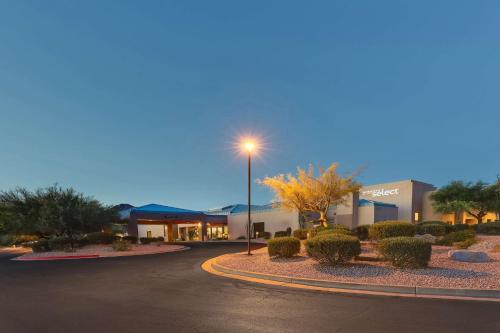 una luz de la calle en medio de un estacionamiento en Sonesta Select Scottsdale at Mayo Clinic Campus en Scottsdale