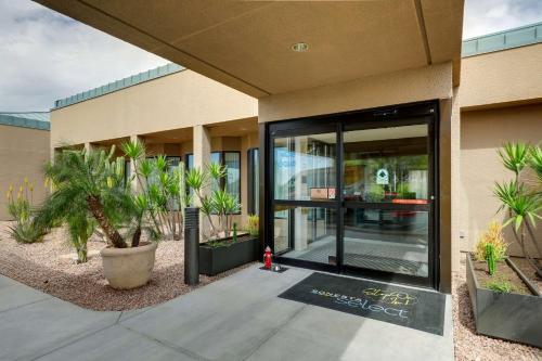 un edificio con una boca de incendios roja delante de él en Sonesta Select Scottsdale at Mayo Clinic Campus, en Scottsdale