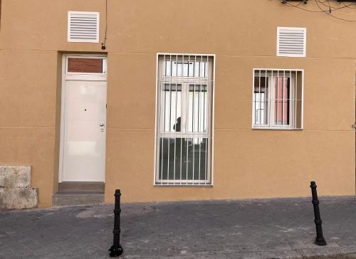 een gebouw met een witte deur en een raam bij Apartamento exclusivo en Madrid in Madrid