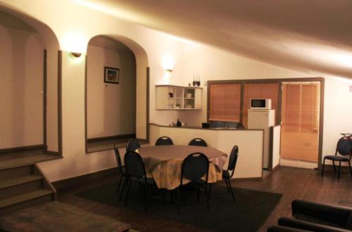 Habitación con mesa, sillas y cocina. en chambre a douai près de gayant expo, Residence Porte d'Arras, en Douai