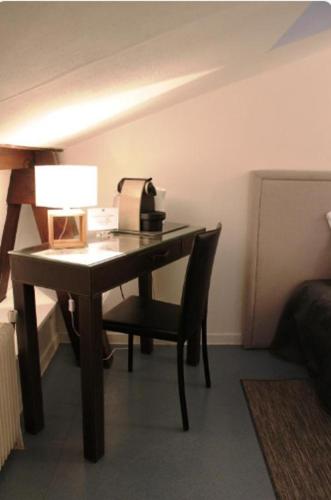 escritorio con lámpara y silla en una habitación en chambre a douai près de gayant expo, Residence Porte d'Arras, en Douai