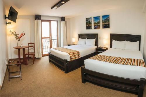 Habitación de hotel con 2 camas y ventana en Mirador del Monasterio en Arequipa