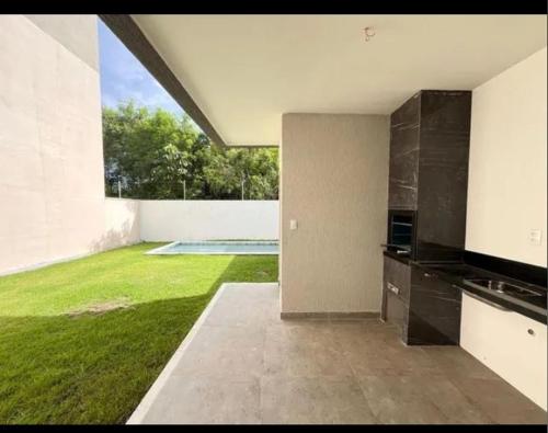 薩爾瓦多的住宿－Ribeira House，厨房设有大窗户和绿色草坪。