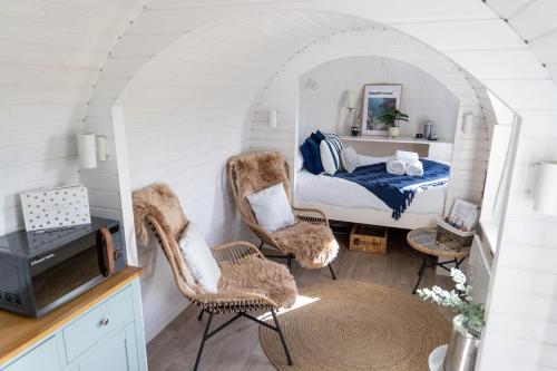 um quarto com uma cama e 2 cadeiras em Andrus - Mayflower Meadow em Brandesburton