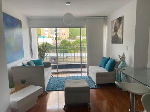 a living room with a couch and a table at Hermoso apartamento con zona social in Los Patios