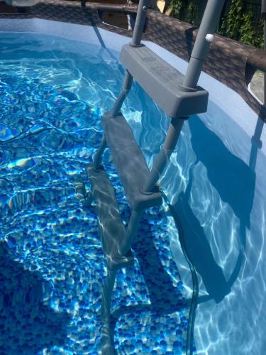 une balançoire dans l'eau d'une piscine dans l'établissement CHEZ MOUNAIM, à Bondy