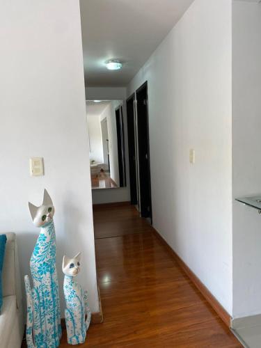 two cats on the wall in a living room at Hermoso apartamento con zona social in Los Patios