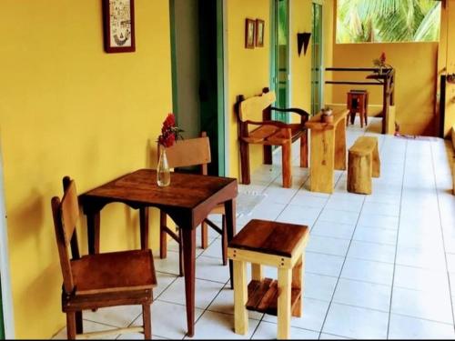 Um restaurante ou outro lugar para comer em Casa de Hospedagem "Praia e Coqueiros"