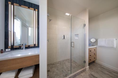 uma casa de banho com um lavatório e um chuveiro em Sanctuary Beach Resort em Marina