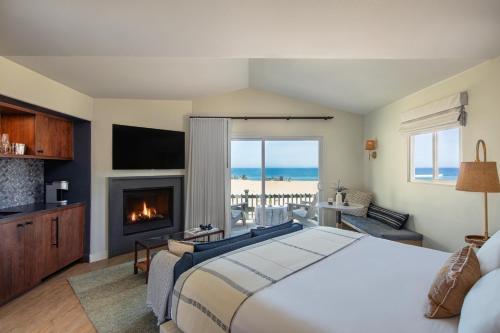 una camera con un grande letto e un camino di Sanctuary Beach Resort a Marina