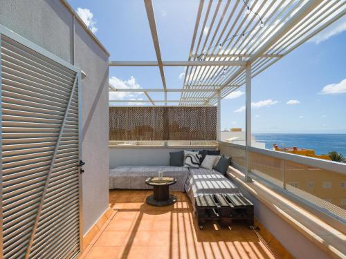 balcone con panchina e vista sull'oceano di Casa Maresía Penthouse - Pool & Beach a Sardina