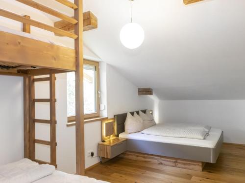 ein Schlafzimmer mit einem Etagenbett und einer Leiter in der Unterkunft Linden Platzl in Itter