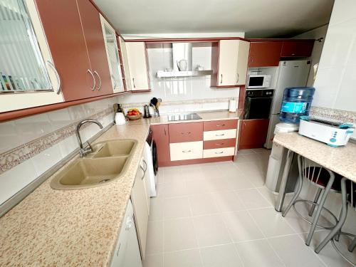 cocina con fregadero y encimera en Málaga Capital - Zona Oeste: Parking-Wifi-Piscina en Málaga