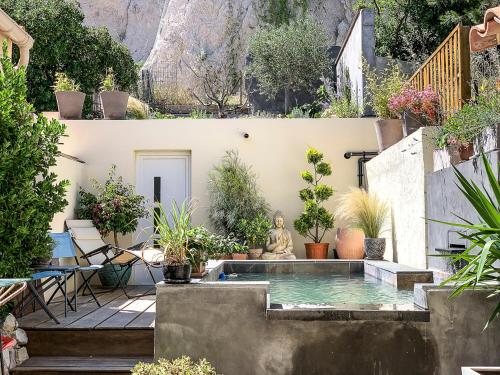un jardin avec une piscine et des plantes dans l'établissement Villa Pita, Piscine au cœur des Goudes, à Marseille