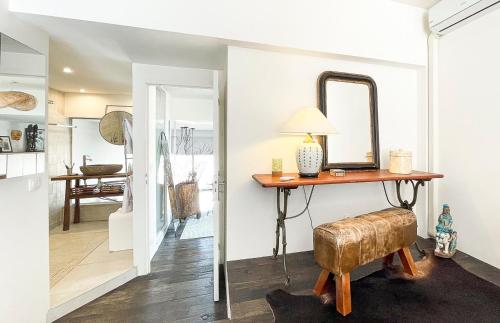 Cette chambre comprend une table avec un miroir et un tabouret. dans l'établissement Villa Pita, Piscine au cœur des Goudes, à Marseille
