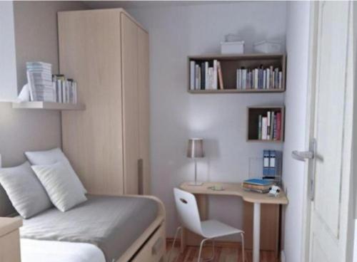 una camera con letto e scrivania con sedia di SUITES Corrientes a Corrientes