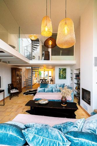 un salon avec deux lits et un canapé dans l'établissement Villa Pita, Piscine au cœur des Goudes, à Marseille