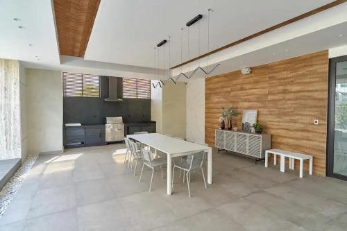 a kitchen and dining room with a table and chairs at Santuario Home in Santo Domingo