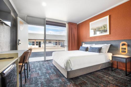 a hotel room with a bed and a kitchen at Nightcap at Horse & Jockey Hotel Warwick in Warwick