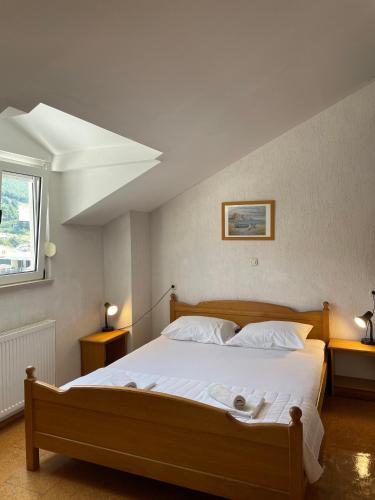 ジュリャナにあるApartments by the sea Zuljana, Peljesac - 4577の白いシーツが敷かれた大きなベッドのある寝室