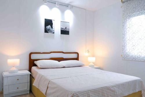 1 dormitorio con 1 cama con 2 mesitas de noche y 2 lámparas en İZNİK Lake House, en İznik