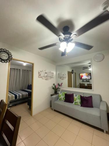 un soggiorno con divano e ventilatore a soffitto di Szedeli Condo unit rental 3 a Città di Iloilo