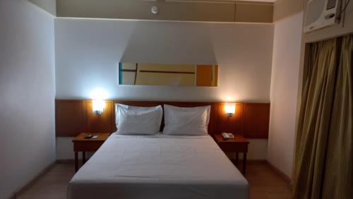 uma cama num quarto com duas mesas e uma cama sidx sidx em Hotel Live Logde Vila Mariana Pq Ibirapuera UH-511 em São Paulo