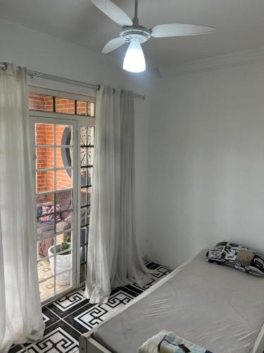 1 dormitorio con cama y ventana en Quarto Sr. Formiga Ceres0024 en Cuiabá