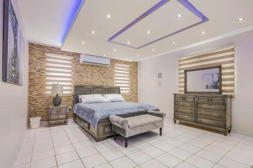 ein Schlafzimmer mit einem Bett und einem TV in der Unterkunft DC Luxury House in Guayama