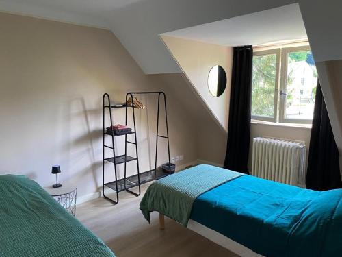 Llit o llits en una habitació de Gîte La Chartre-sur-le-Loir, 7 pièces, 12 personnes - FR-1-410-442