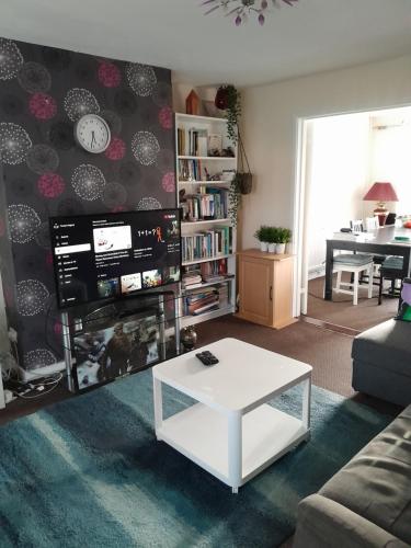 a living room with a white coffee table at Residence Solitaire in Woodley