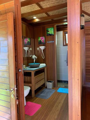 a bathroom with a toilet and a sink at Oasis de Tendéa - Bali à Farino in Farino