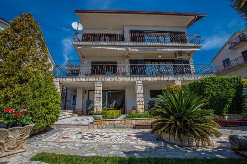 Apartments with parking space Novi Vinodolski - 22846