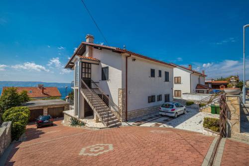 Apartments with parking space Novi Vinodolski - 22846