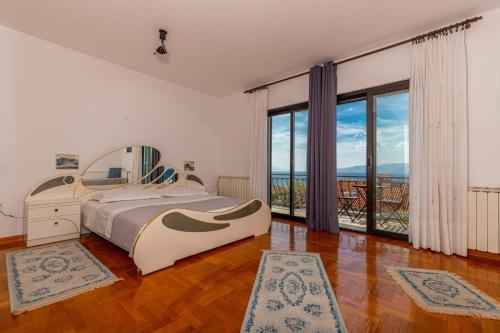 Apartments with parking space Novi Vinodolski - 22846