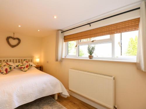 1 dormitorio con cama y ventana en Meadow Cottage en Skegness