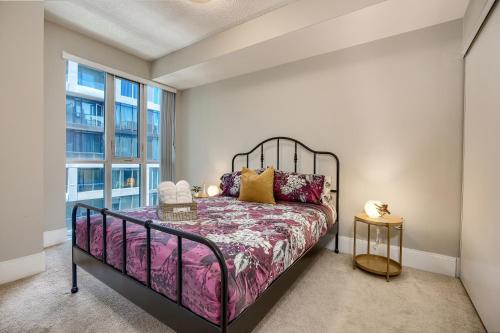 Un pat sau paturi într-o cameră la Condo in the heart of Downtown Toronto!