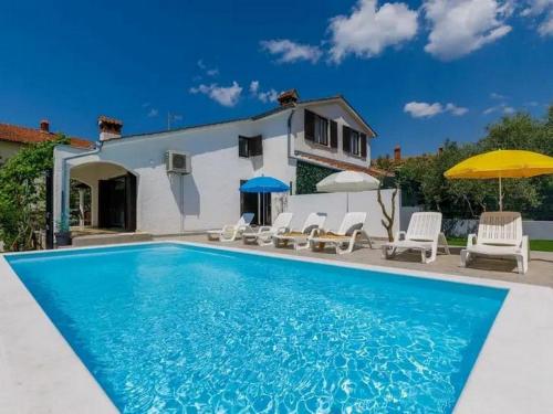 Holiday house with a swimming pool Porec - 23000