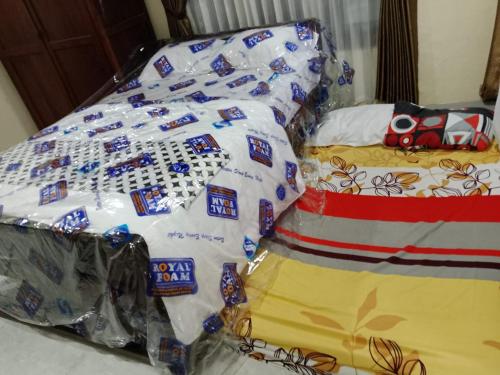 a bed with an american flag and a toy train on it at Mbah Oden Homestay Borobudur in Mendut