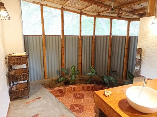 y baño con lavabo y ducha. en Fundo Matufa Mancora, en Canoas de Punta Sal
