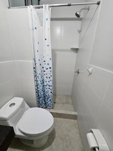 Kúpeľňa v ubytovaní Habitación individual con baño independiente, todos los servicios y cochera opcional.