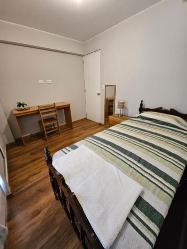 Posteľ alebo postele v izbe v ubytovaní Habitación individual con baño independiente, todos los servicios y cochera opcional.