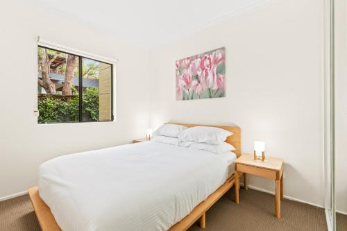 una camera bianca con un letto e una finestra di Spacious 2-Bed 2-Bath Moments from Avalon Beach a Avalon