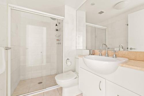 bagno bianco con lavandino e servizi igienici di Spacious 2-Bed 2-Bath Moments from Avalon Beach a Avalon