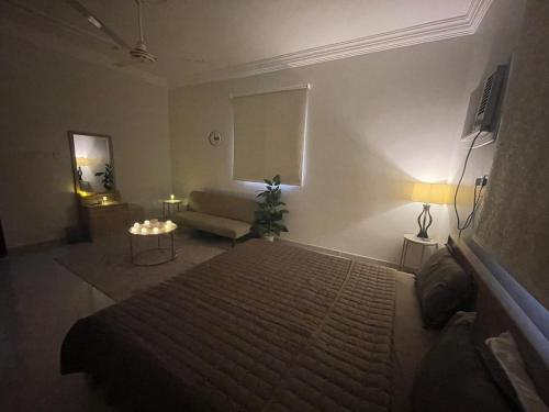 sala de estar con cama y sofá en جوهرة الوجه, en Al Wajh