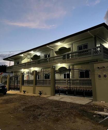 Cette grande maison dispose d'une terrasse couverte et d'un balcon. dans l'établissement Condominio Fraga, à Tela