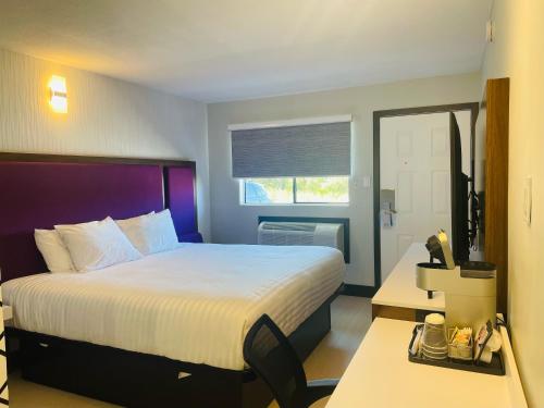 une chambre d'hôtel avec un lit et une fenêtre dans l'établissement The Cliffe, à Courtenay